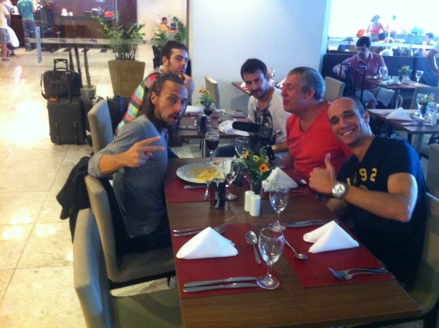 Bruca Goelzer almoçou com o DJ Bob Sinclair em Porto de Galinhas