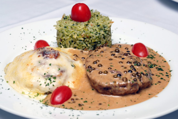 Ferreiro - New York Steak, filê ao molho poivre, arroz de brocolis  batata