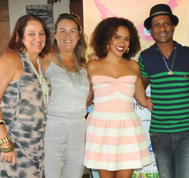 Paula Resende e Jaqueline Azevedo , diretoras dos Mascarados, com Mariene de Castro e Luiz Mireanda DSC_0055 (864x815)